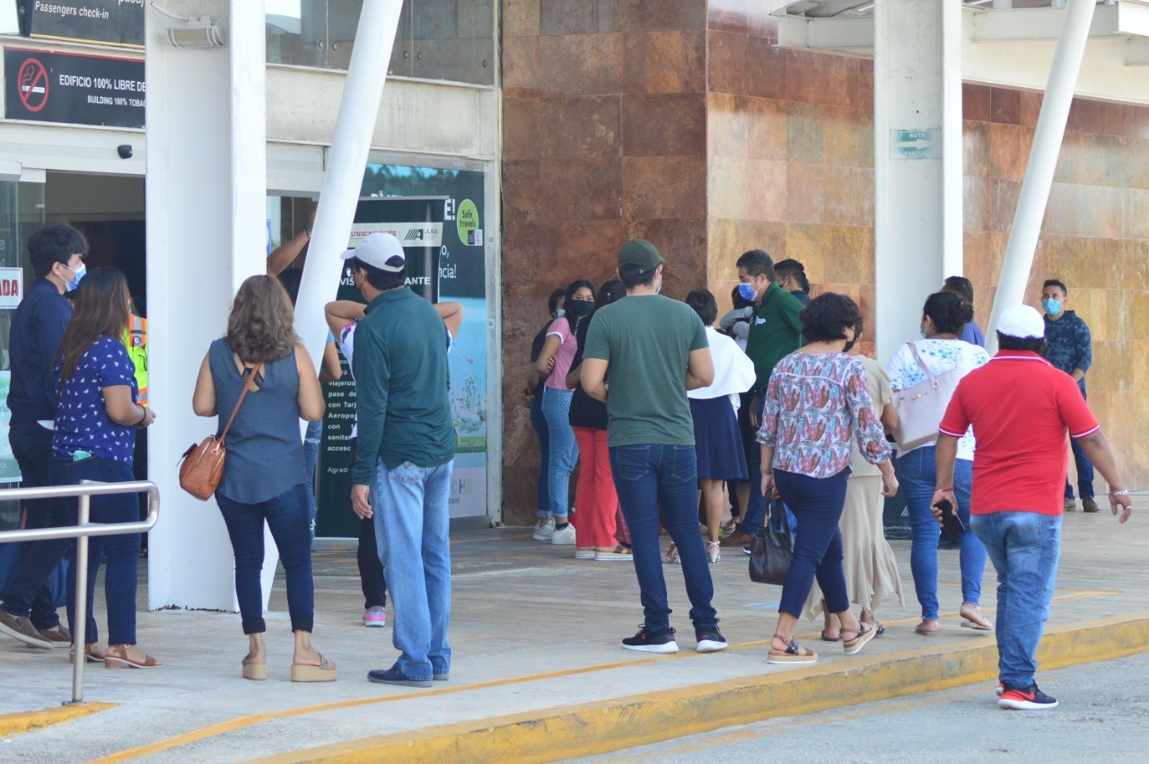 Familiares de viajeros incumplen medidas sanitarias en el aeropuerto de Campeche