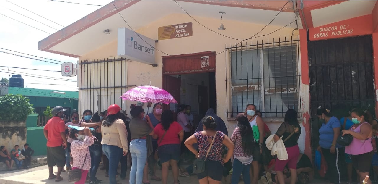 Pago de Becas del Bienestar crea aglomeración de madres de estudiantes en Tenabo