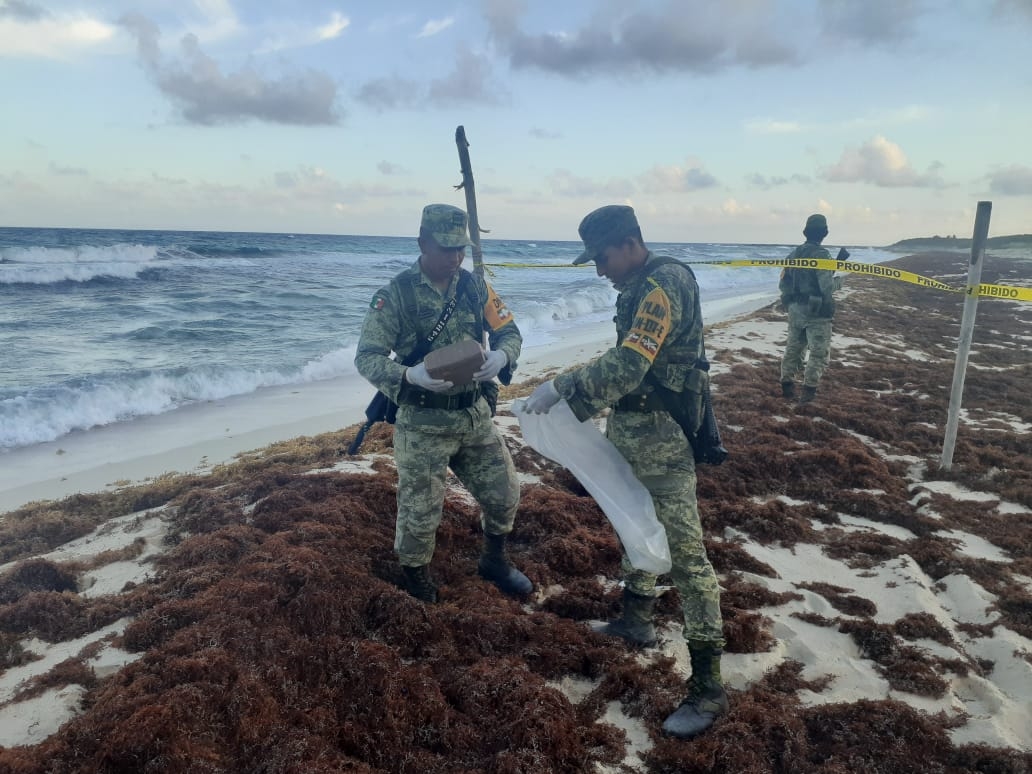 Personal de Sedena recorre desde Punta Molas hasta Playa Mezcalitos en Cozumel, donde se ha encontrado droga