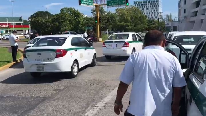 Taxistas se manifiestan y bloquean acceso a la Zona Hotelera de Cancún