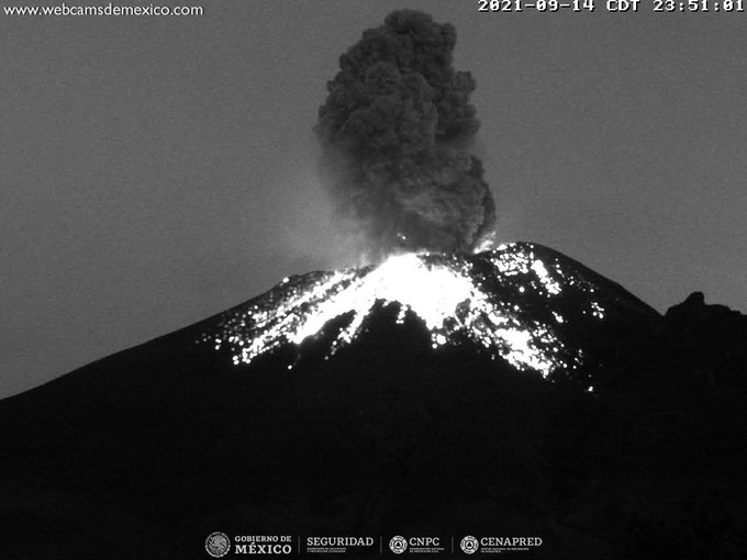 Volcán Popocatépetl registra una explosión con una columna de vapor