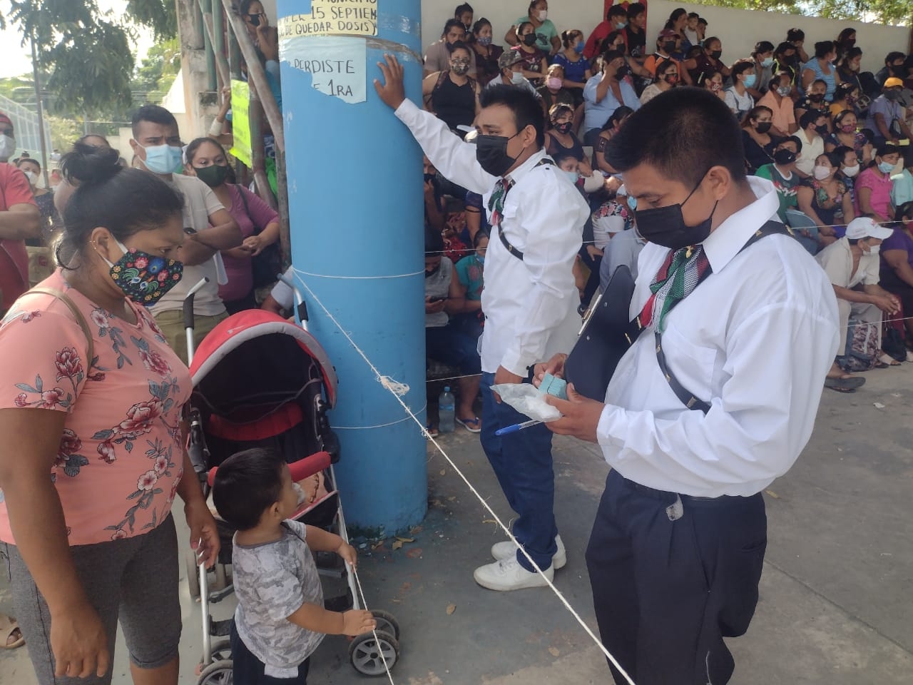 Al estilo mexicano, reciben a 'Centennials' en centro de vacunación anticovid en Carrillo Puerto
