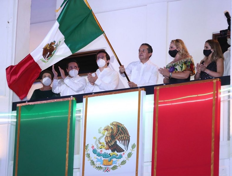 Con 500 invitados, Carlos Joaquín da el Grito de Independencia en Chetumal