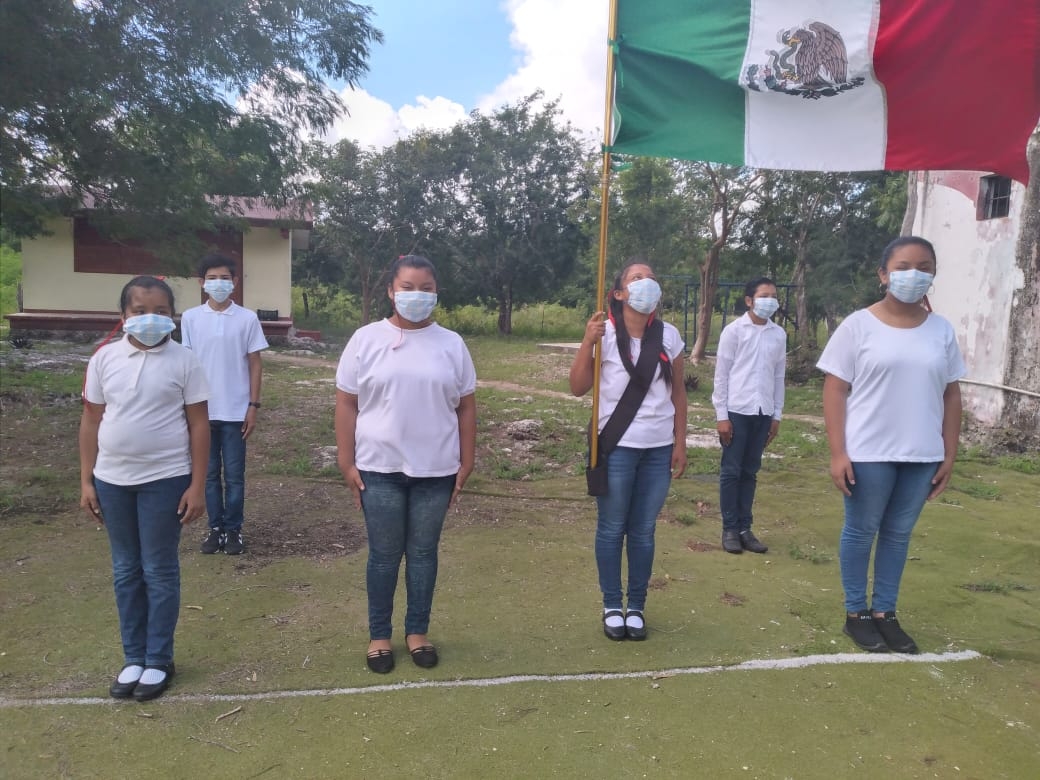 Escuela del Conafe realiza desfile cívico por la Independencia de México en Isla Mujeres