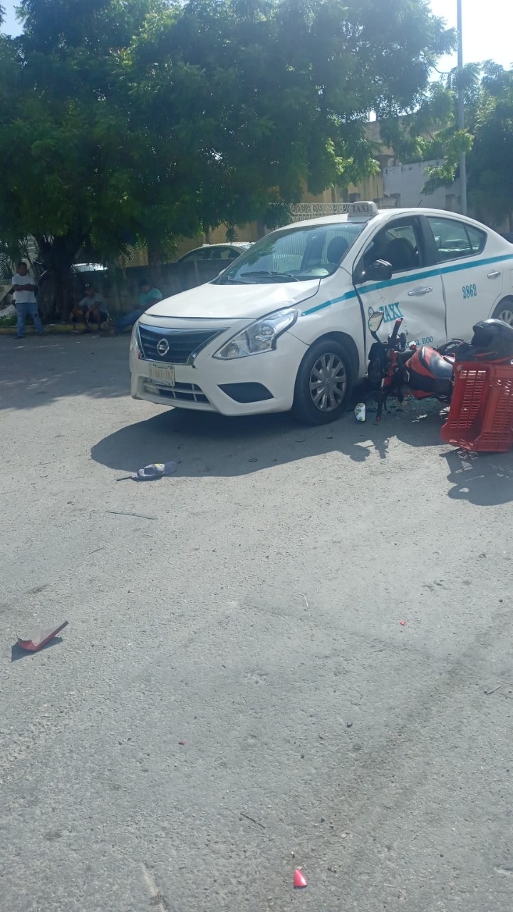 Choque entre un taxi y un motociclista deja una persona lesionada en Playa del Carmen