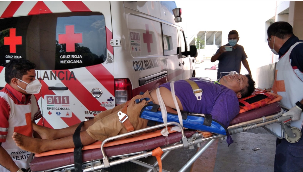 Pescador de Ciudad del Carmen cae al agua y se corta el brazo; lo trasladan a un hospital
