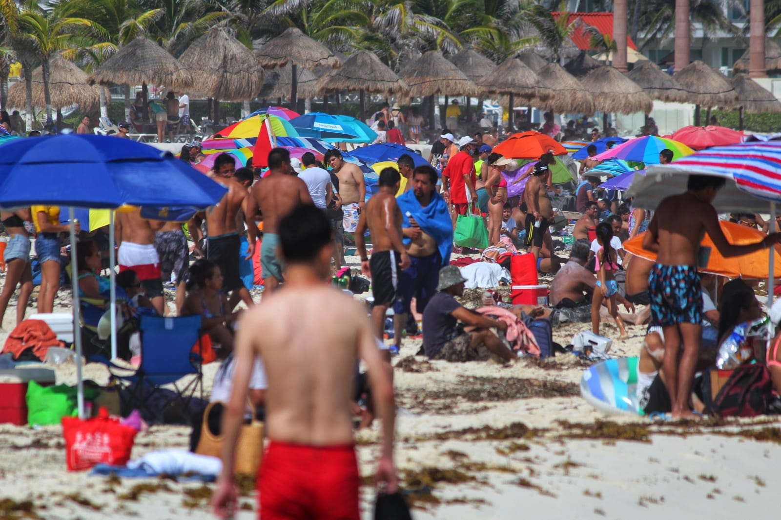 Cancunenses olvidan el COVID-19 y abarrotan playas en día festivo: FOTOS