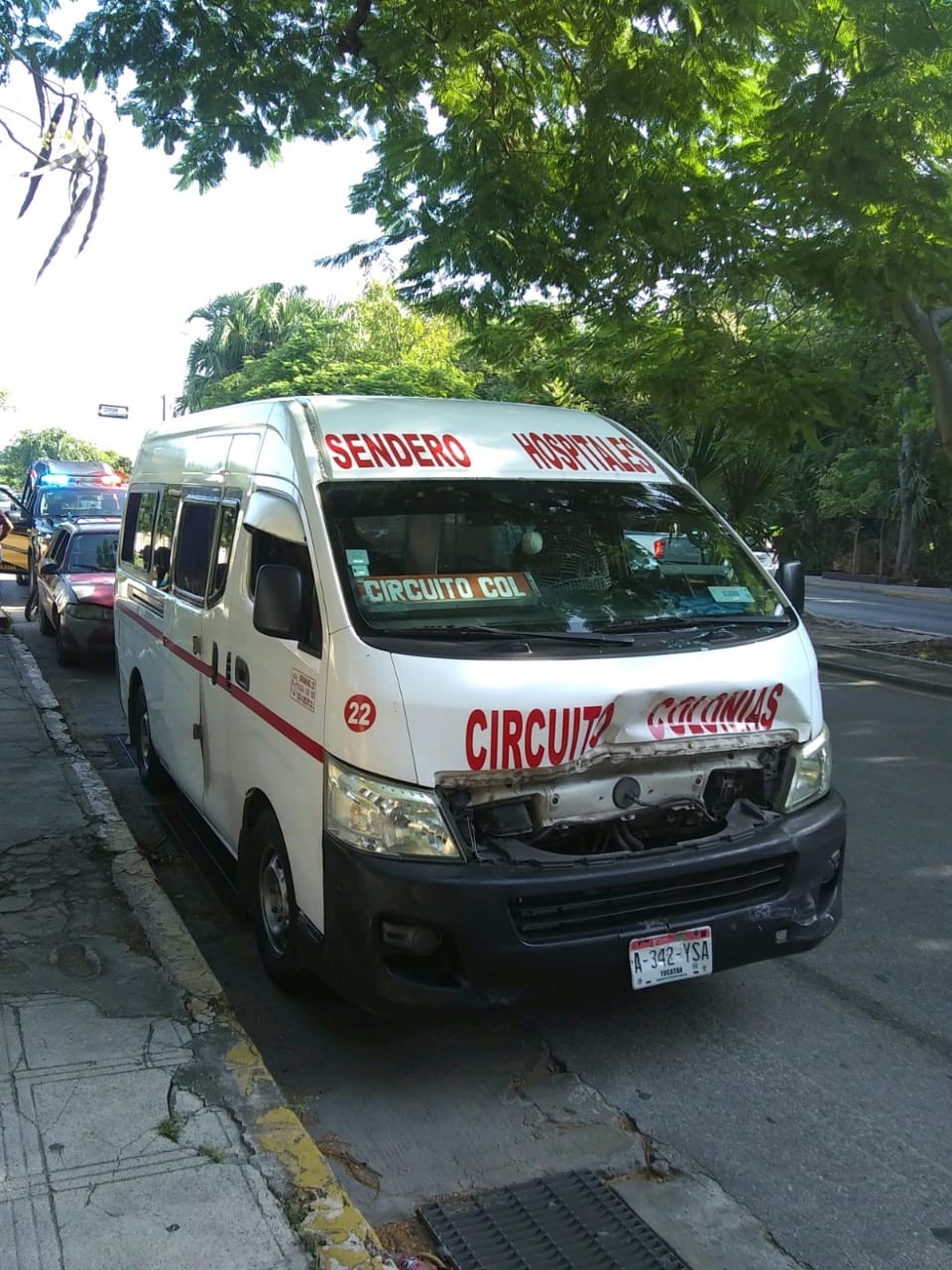 Choque entre una combi de pasajeros y un automóvil deja tres lesionados en Mérida
