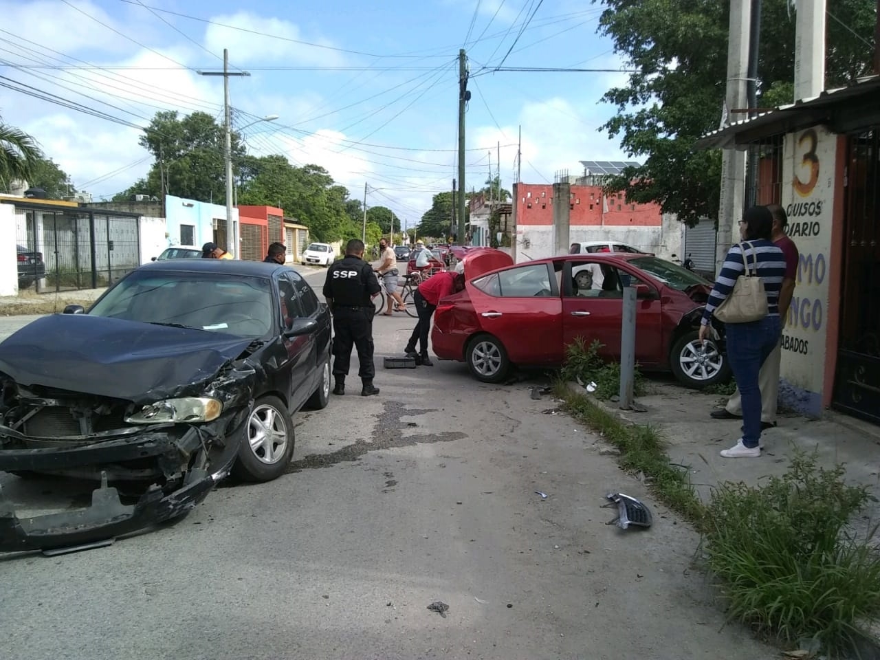 Automovilistas protagonizan aparatoso choque en Mérida
