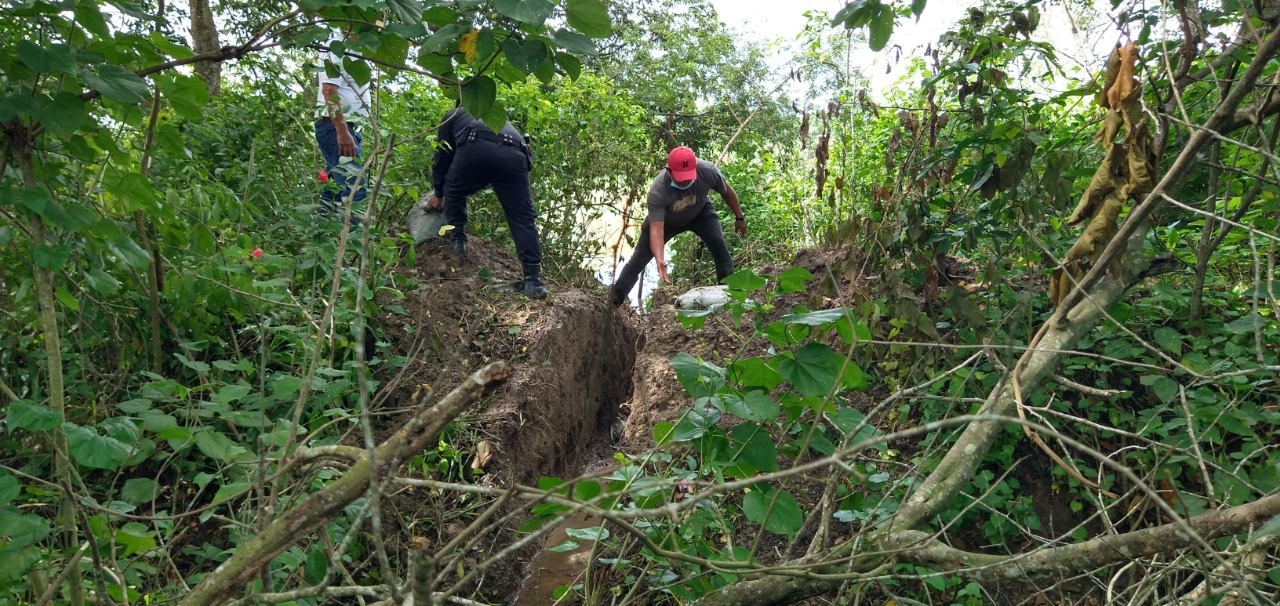 Rompen bordo de contención para desalojar aguas pluviales en Campeche