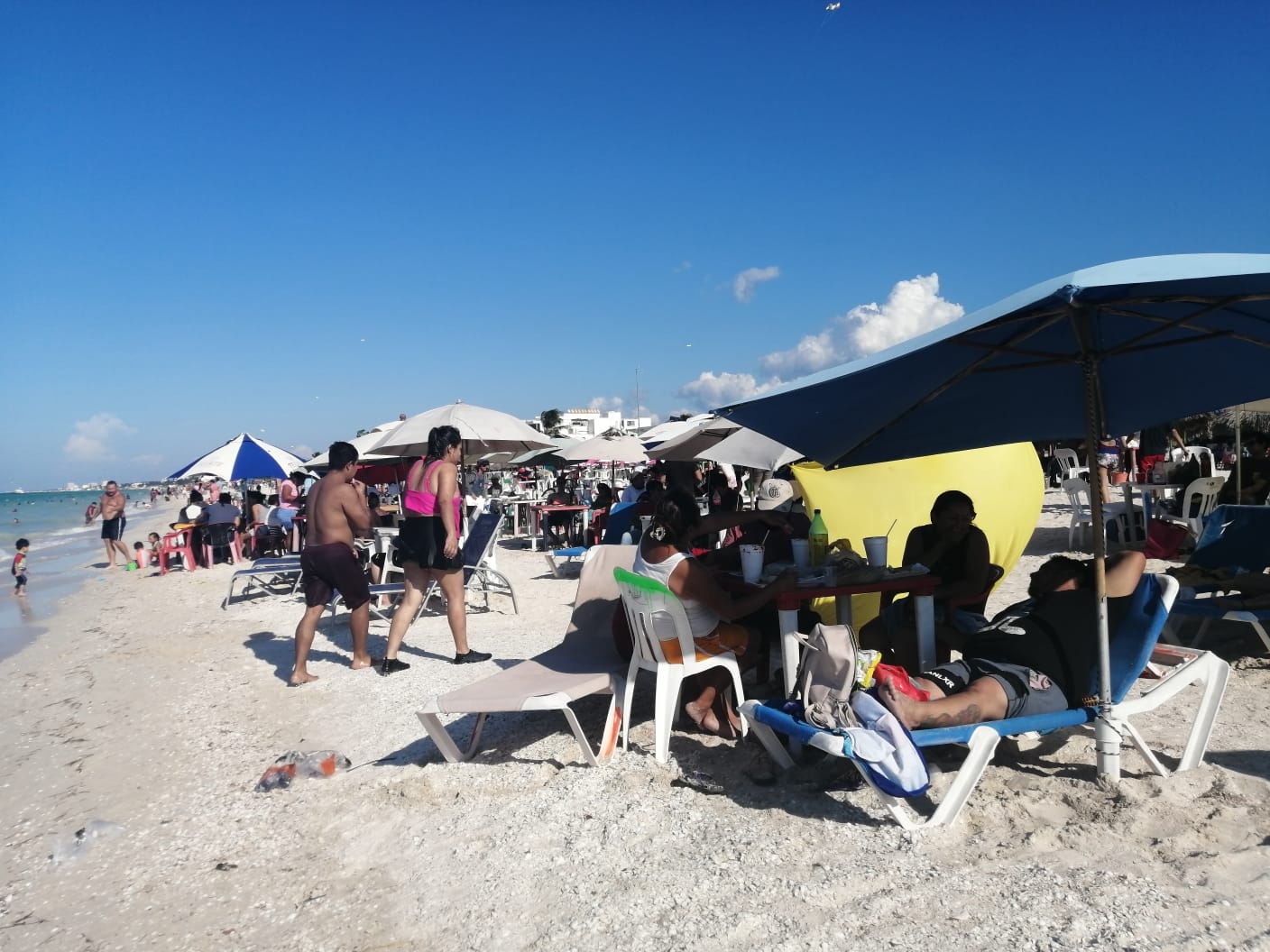 Bañistas saturan playas de Progreso, Yucatán: EN VIVO
