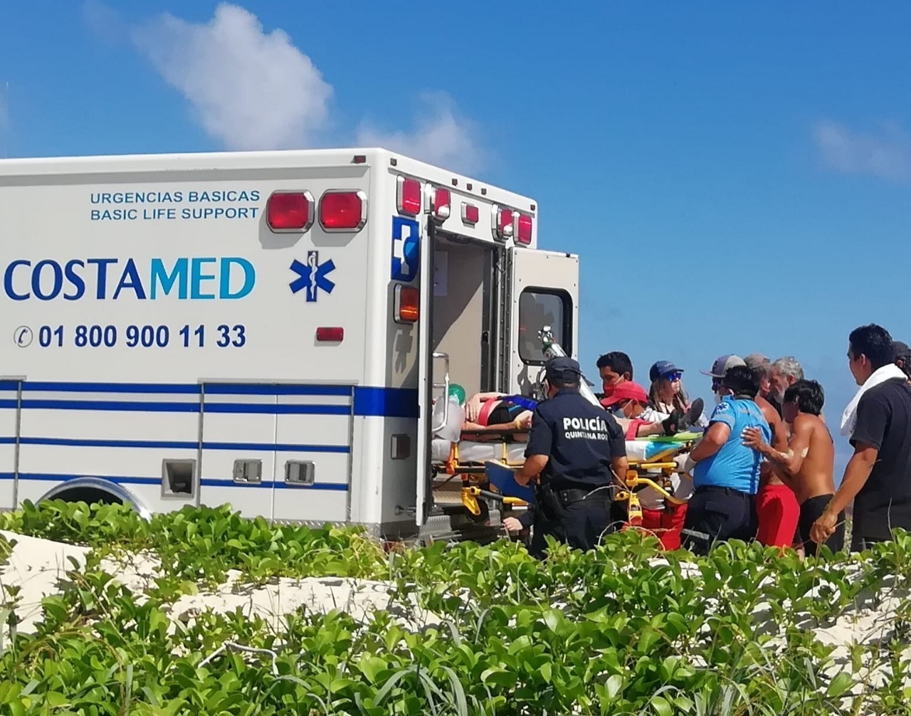 Paramédicos y guardavidas logran reanimar a una abuelita que se ahogaba en Cozumel