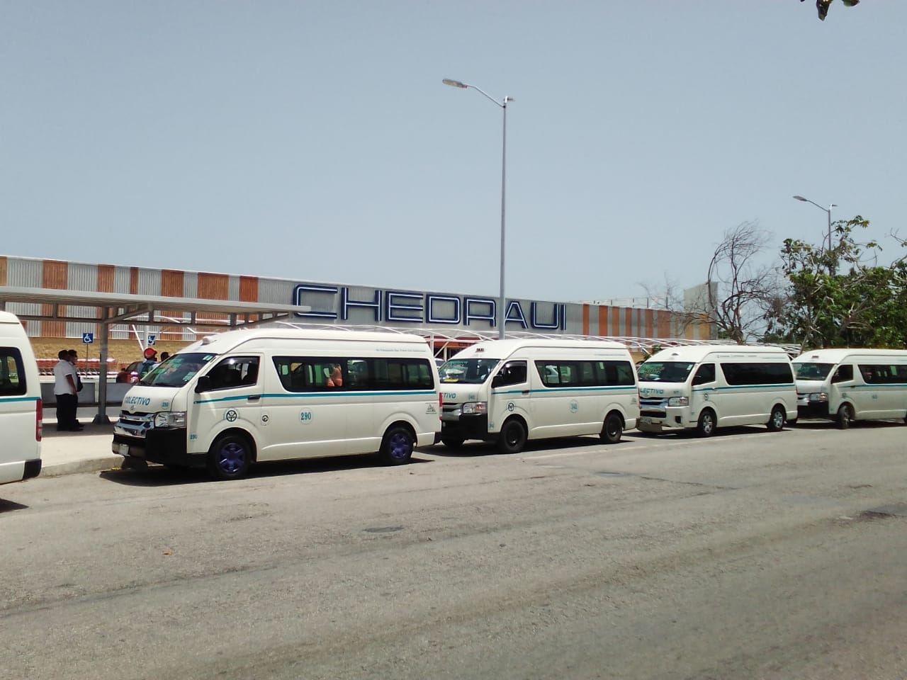 Taxistas de Playa del Carmen 'corren' a mototaxis de la plaza comercial Velamar