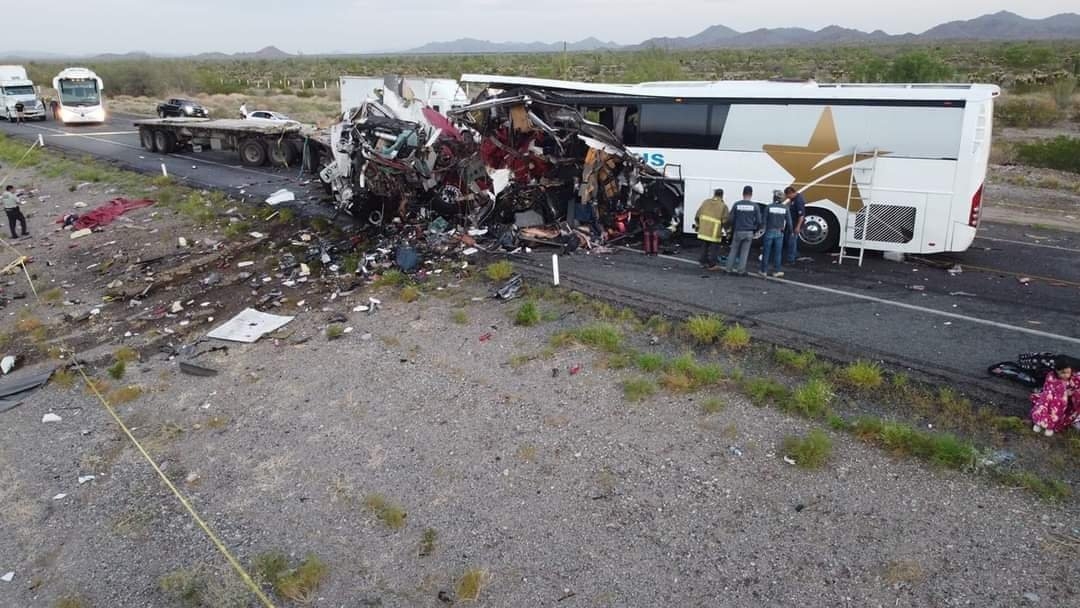 Así fue el choque de un autobús y dos tráileres en Sonora que dejó 16 muertos: FOTOS