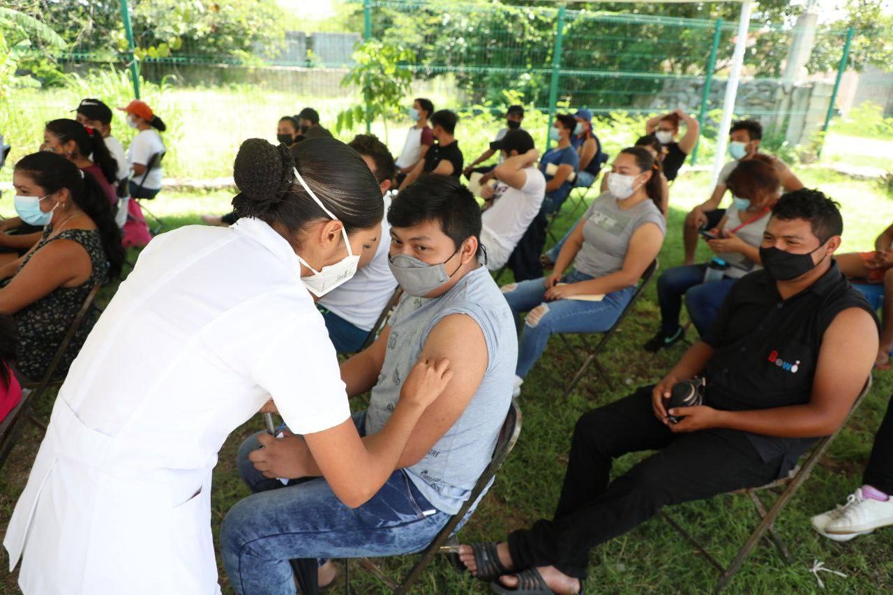 Jóvenes se pronuncian a favor de la vacunación anticovid en Mérida