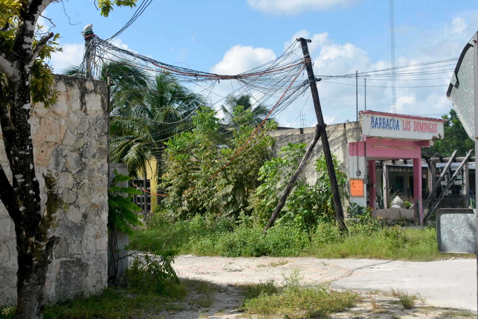 Vecinos acusan a Mara Lezama de incumplir obras en colonias irregulares de Cancún