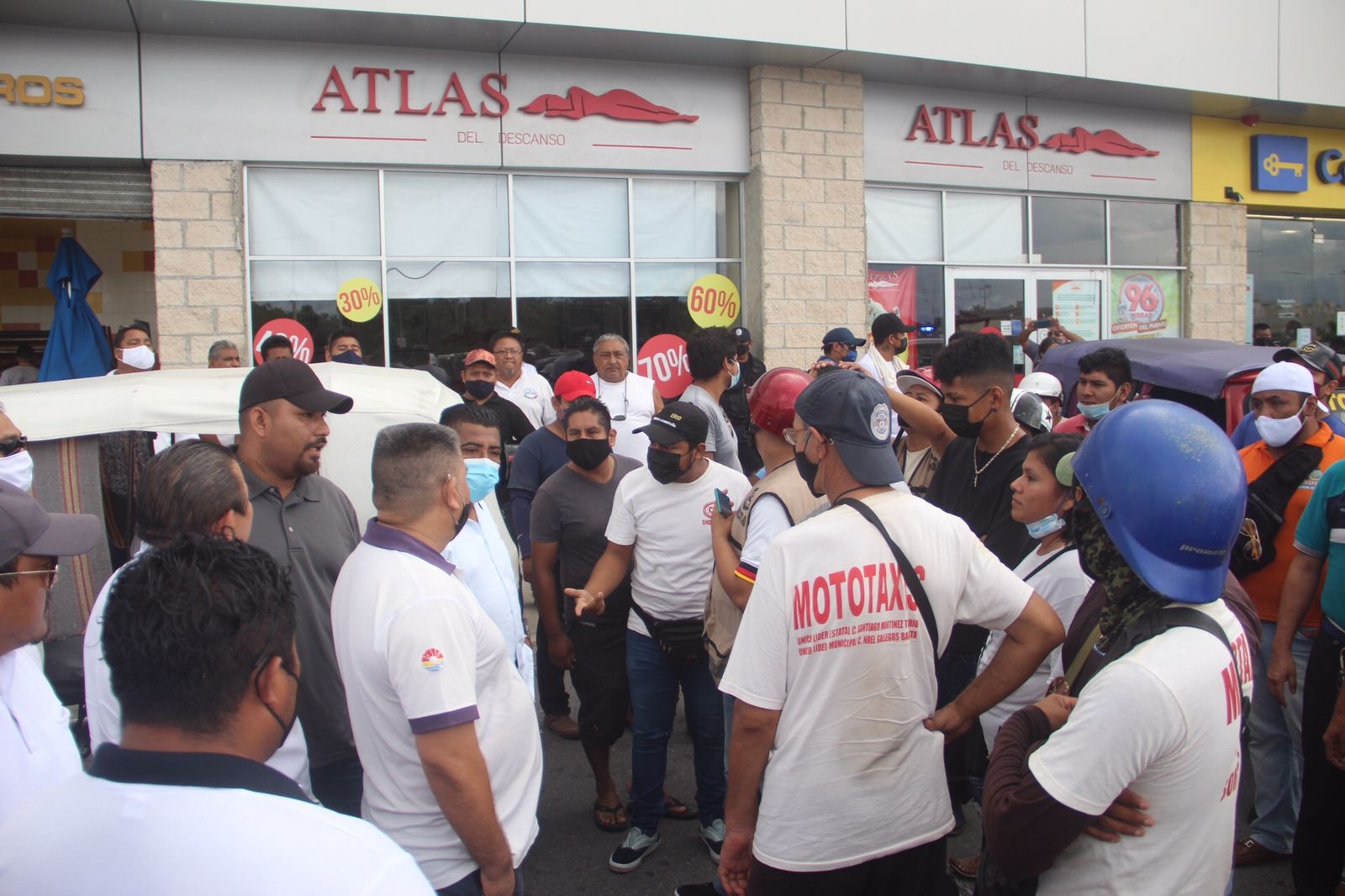 Taxistas se pelean con mototaxistas por permisos para operar en la Plaza Paseos Arco Norte en Cancún