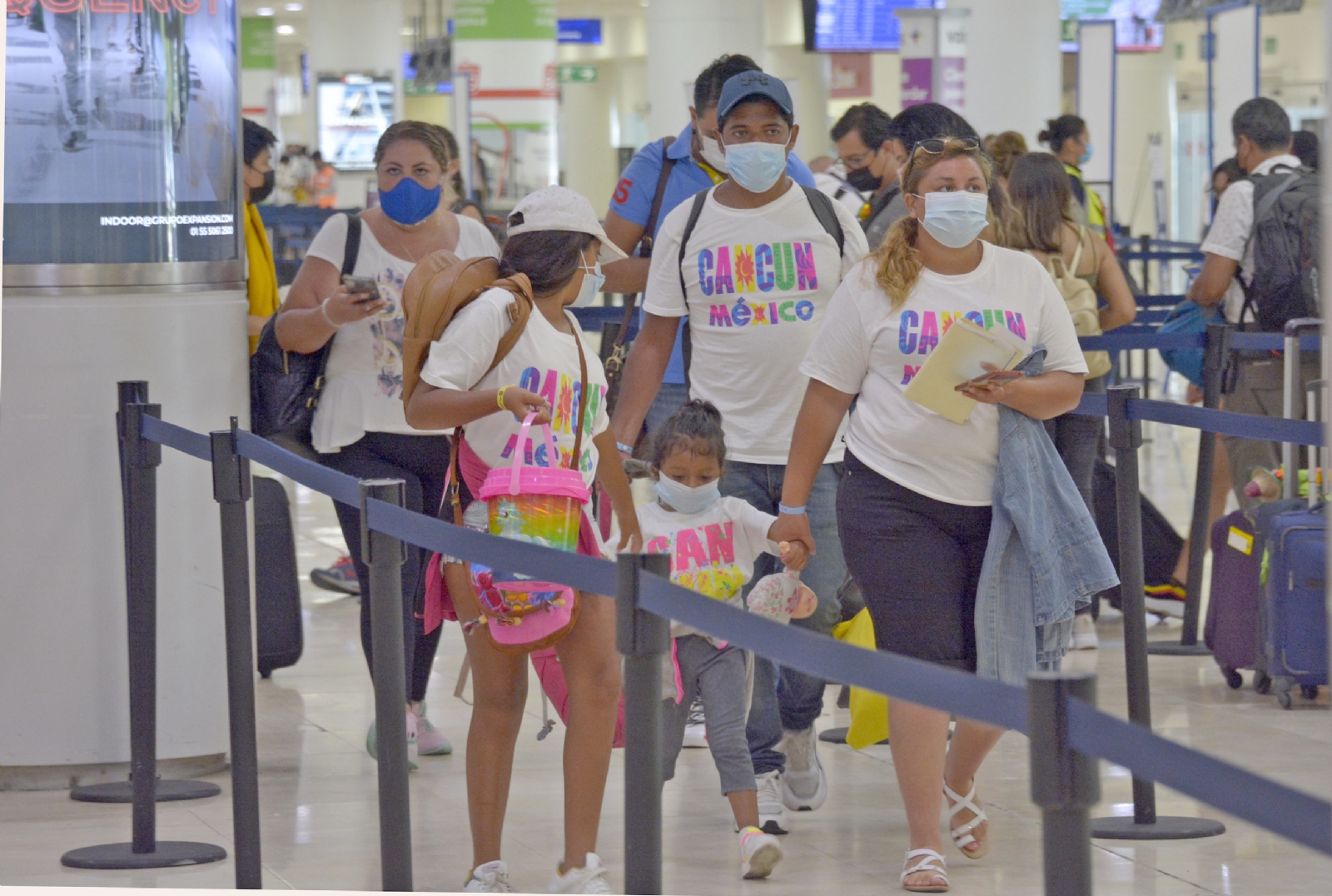 Turistas regiomontanos denuncian cobros excesivos por taxistas de Cancún