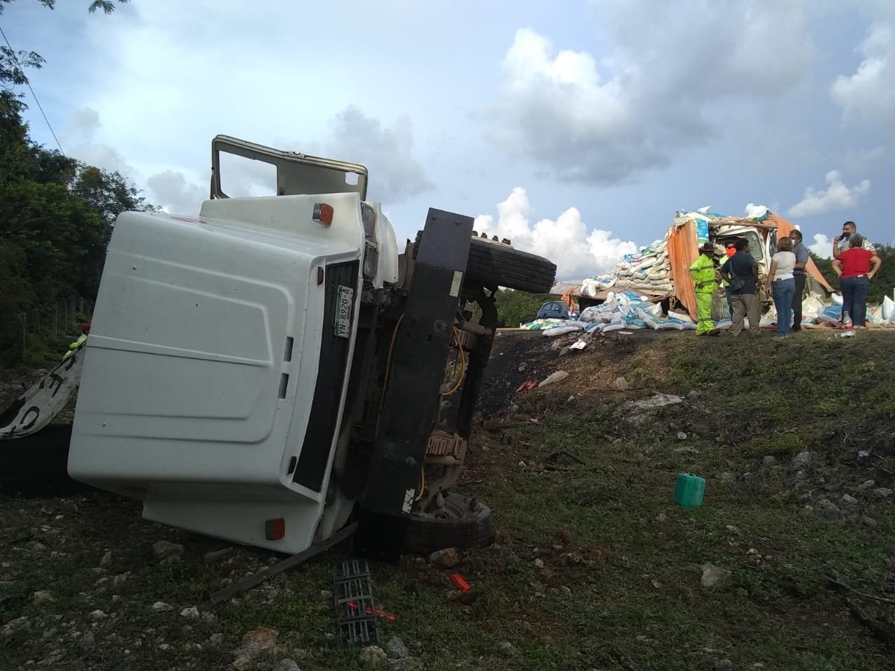 Camión choca contra un volquete estacionado en la carretera Mérida-Campeche