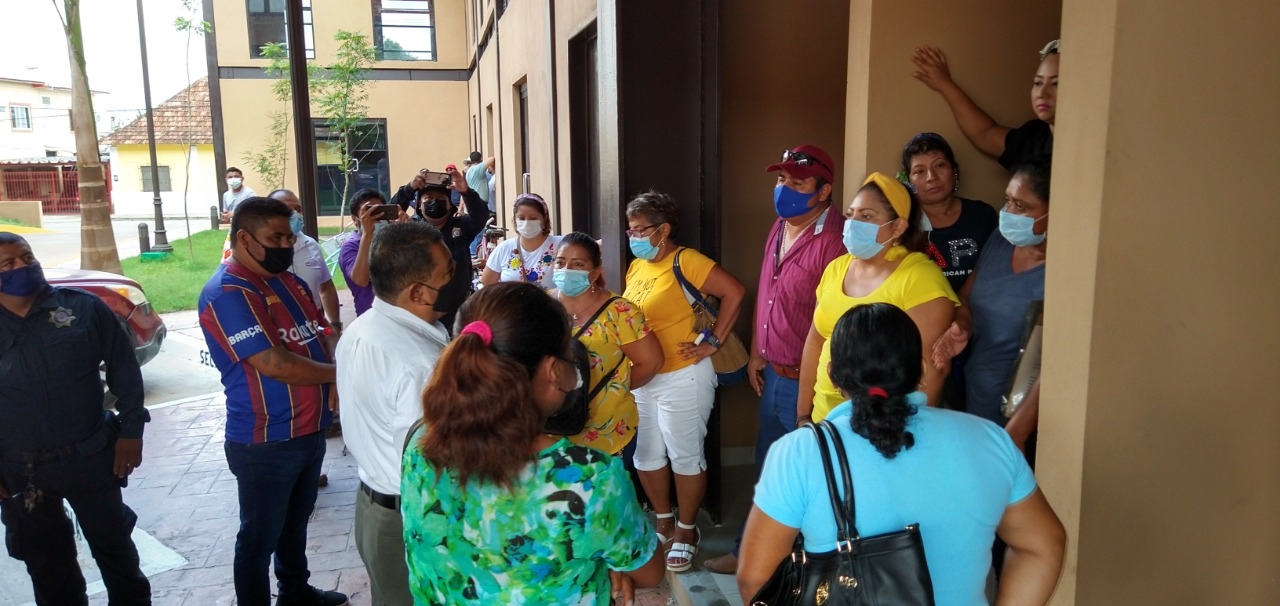 Exfuncionarios protestan frente al Palacio municipal por falta de liquidación en Palizada