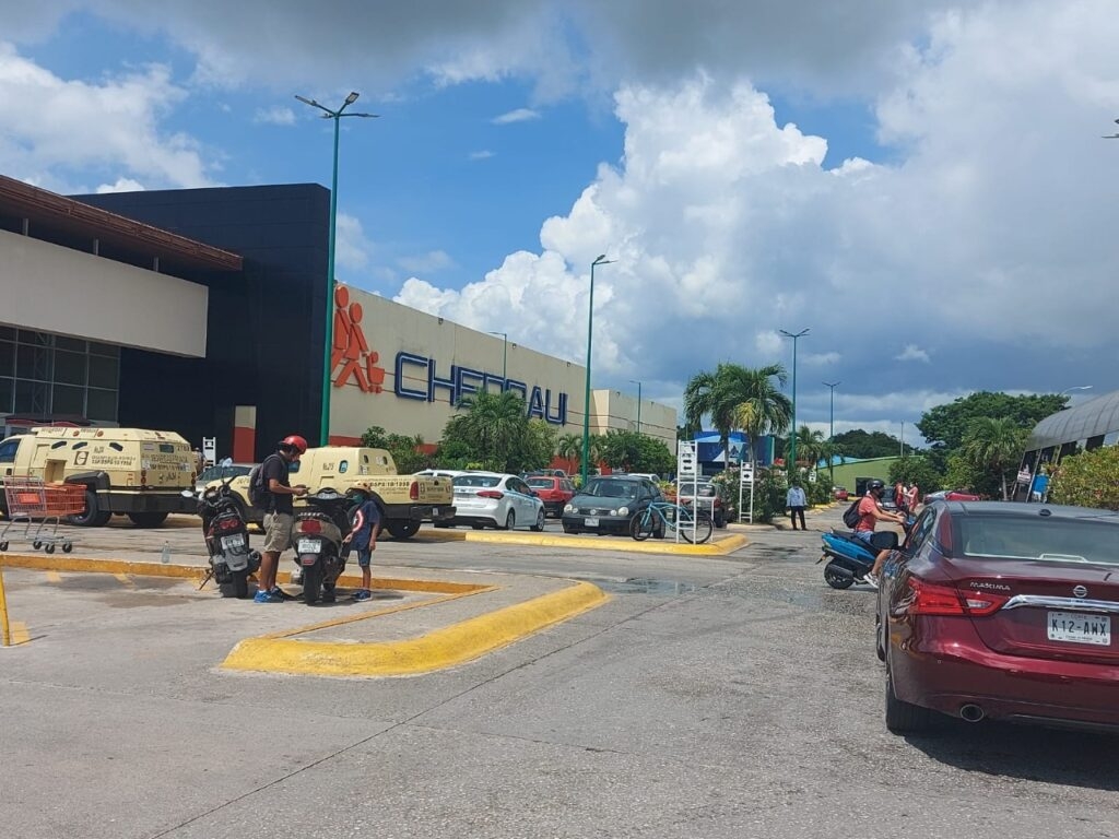 Alertan por casos de robo en estacionamiento de Plaza las Américas en Playa del Carmen