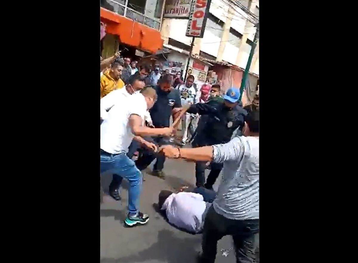 Habitantes de la Alcaldía Tlalpan hicieron justicia por mano propia y golpearon a un sujeto acusado de robo