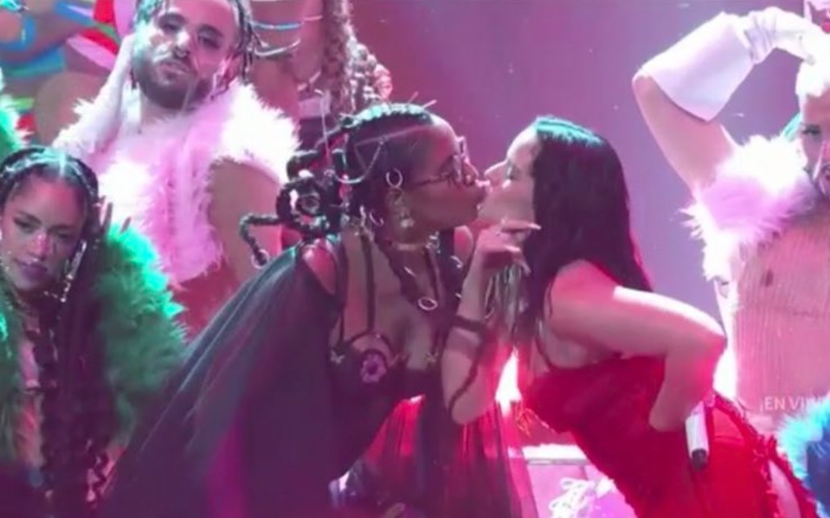 Rosalía se besa con la rapera Tokischa en plena presentación de los Premios Latin Billboard 2021