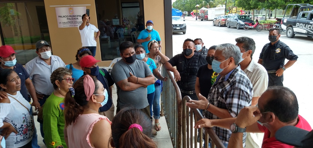 Exfuncionarios toman el Palacio Municipal por falta de pago de liquidación en Palizada