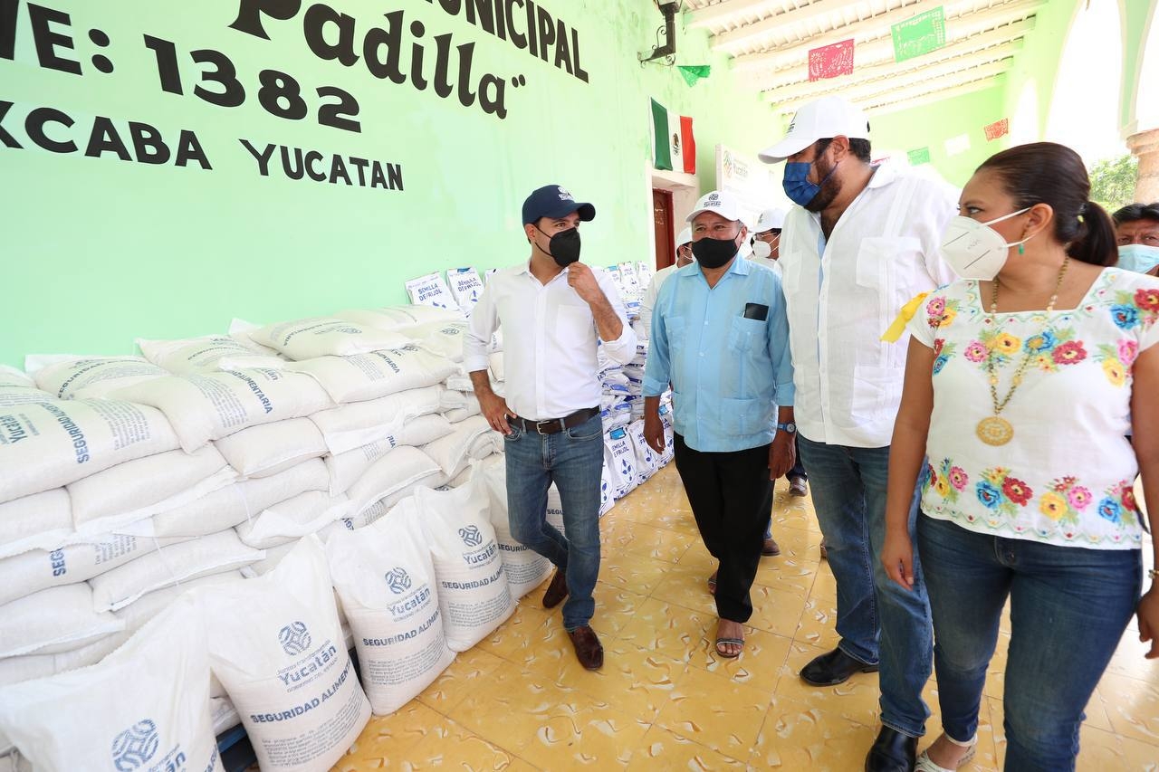 Mauricio Vila hace entrega de apoyos a agricultores y familias del municipio de Yaxcabá