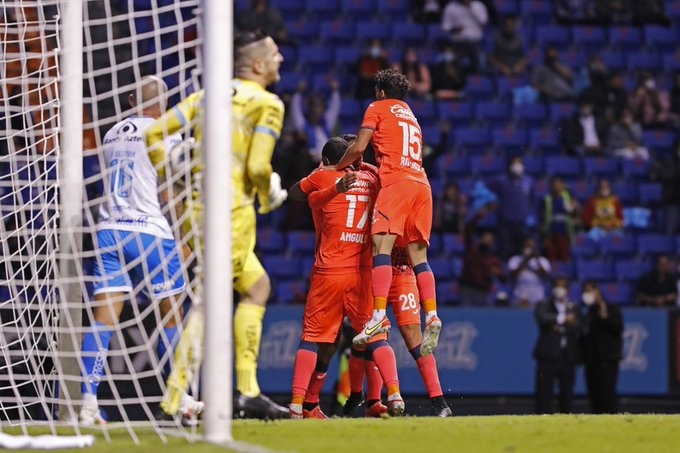 Cruz Azul rescata un punto ante Puebla; se quedó con 10 jugadores