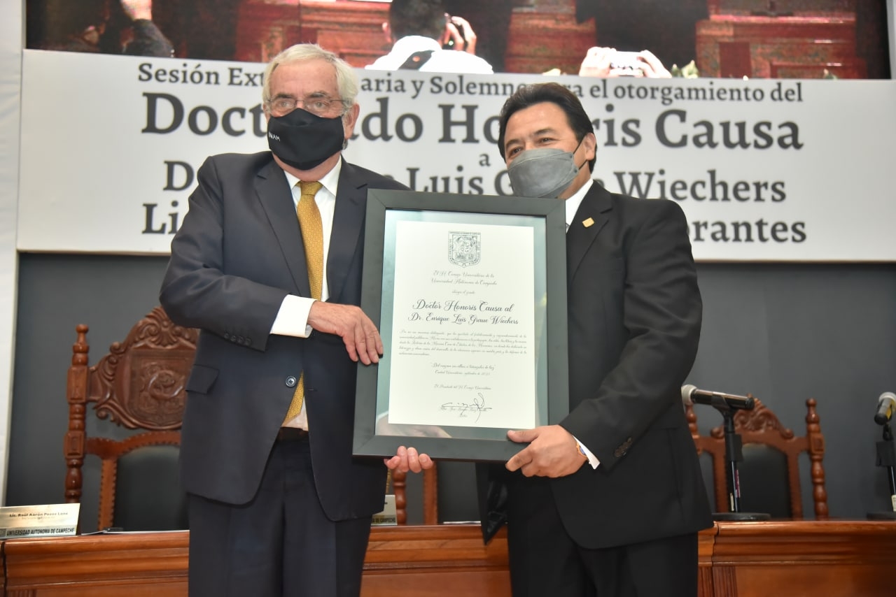 José Román Ruiz Carrillo, rector de la Universidad Autónoma de Campeche, entregó el Doctorado Honoris Causa a Enrique Graue