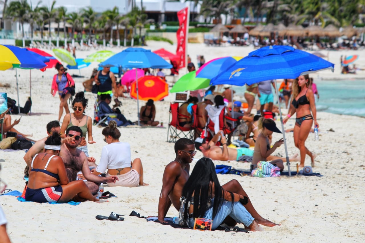 Los Turistas olvidaron en COVID y salieron a visitar las playas en la Zona Hotelera de Cancún