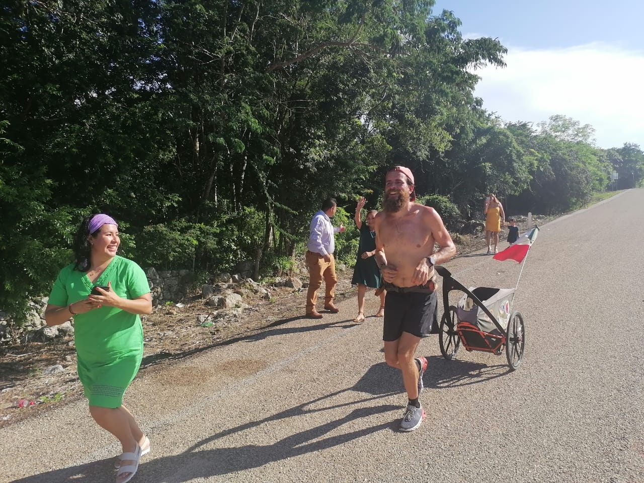 Jonas Deichmann 'Forrest Gump' llega al municipio de Chocholá en su camino rumbo a Mérida