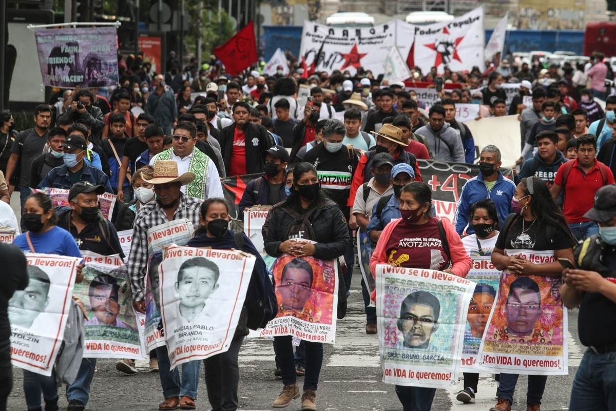 Comienza marcha por séptimo aniversario de la desaparición de los 43 normalistas de Ayotzinapa