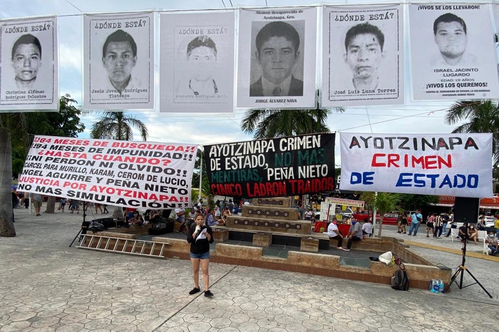 Activistas marchan en Cancún por el séptimo aniversario del caso Ayotzinapa