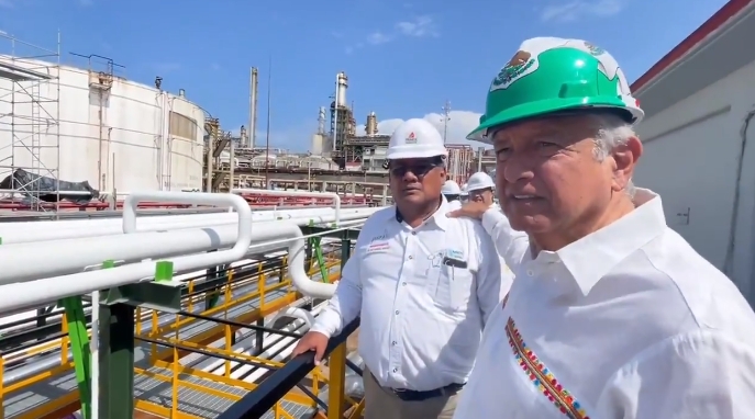 AMLO supervisa avances de la refinería de Minatitlán tras incendio