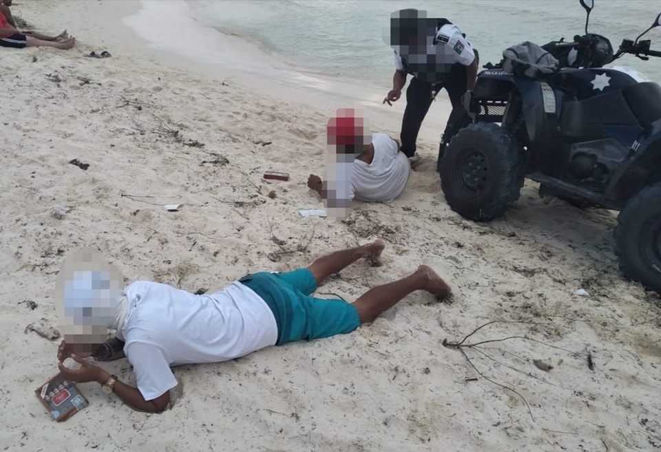 Policía Quintana Roo detiene a dos narcomenudistas en Playa Gaviotas de Cancún