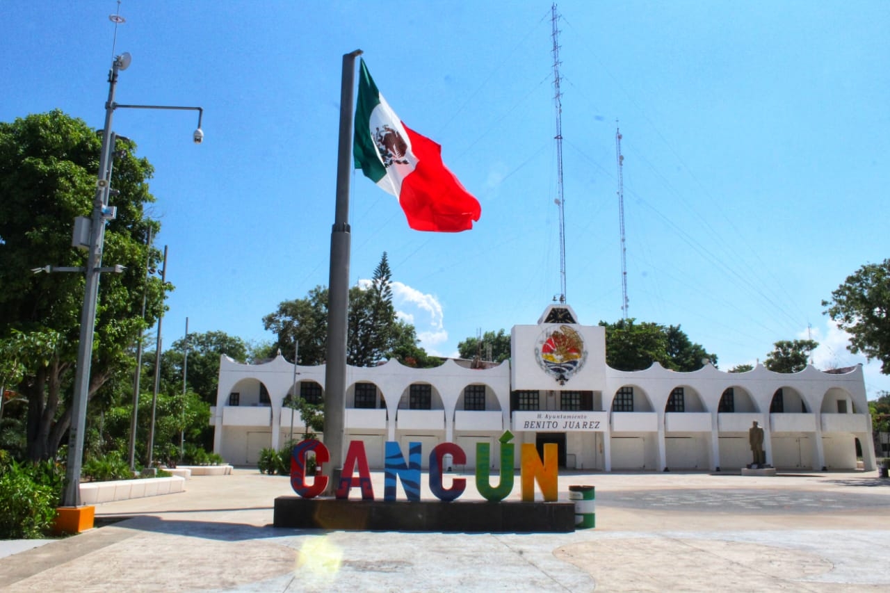 'Blindan' el Palacio Municipal de Cancún previo a actividades feminista