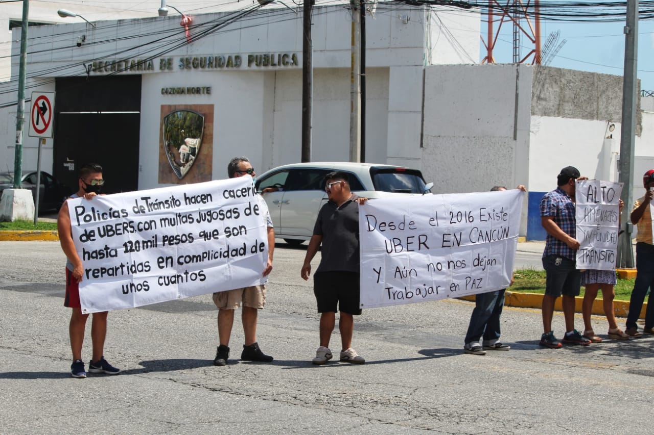 Socios de Uber se manifiestan en Cancún; acusan a policías de extorsión