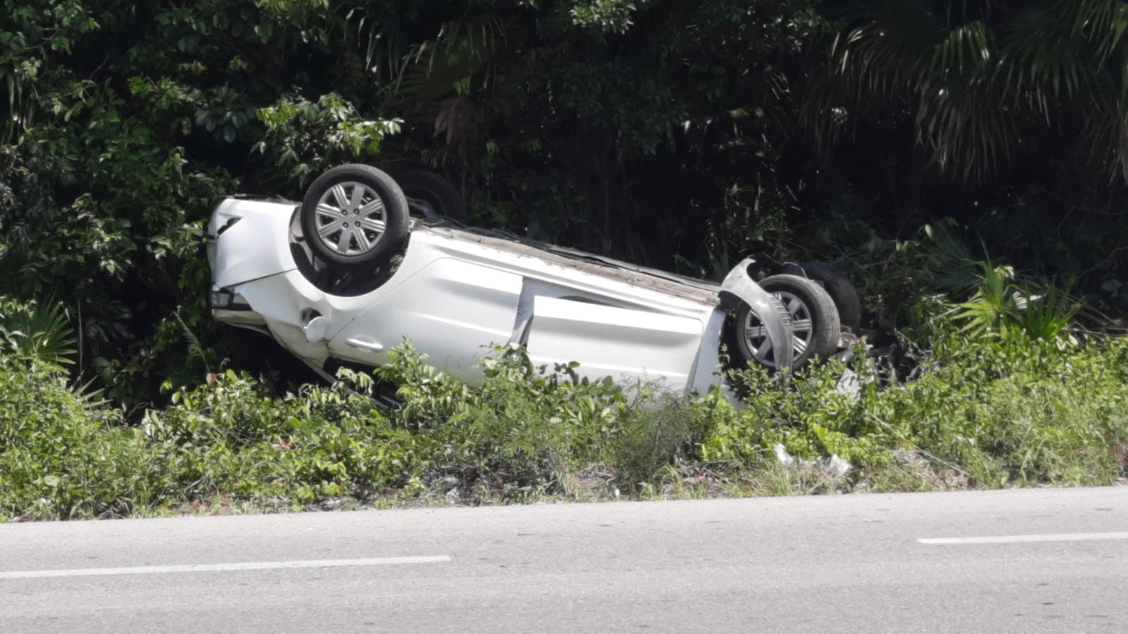 Turista argentino termina lesionado tras volcar su vehículo en Cancún