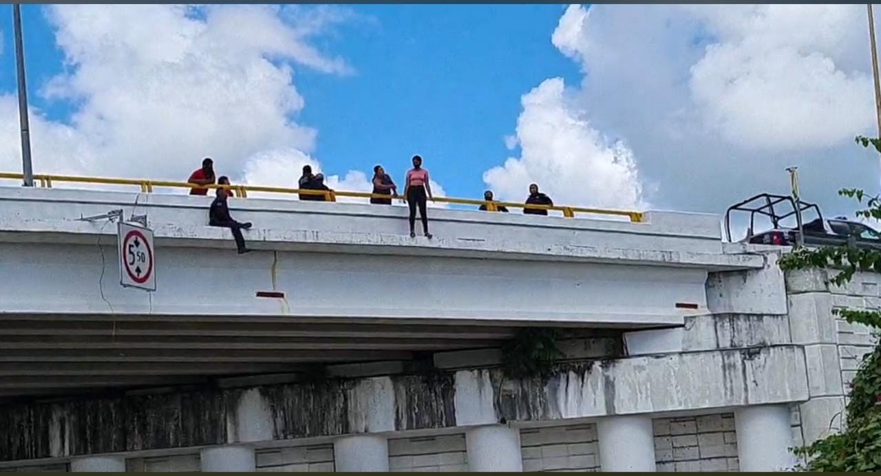 Policías rescatan a mujer que intentaba lanzarse de un puente en Chetumal: VIDEO