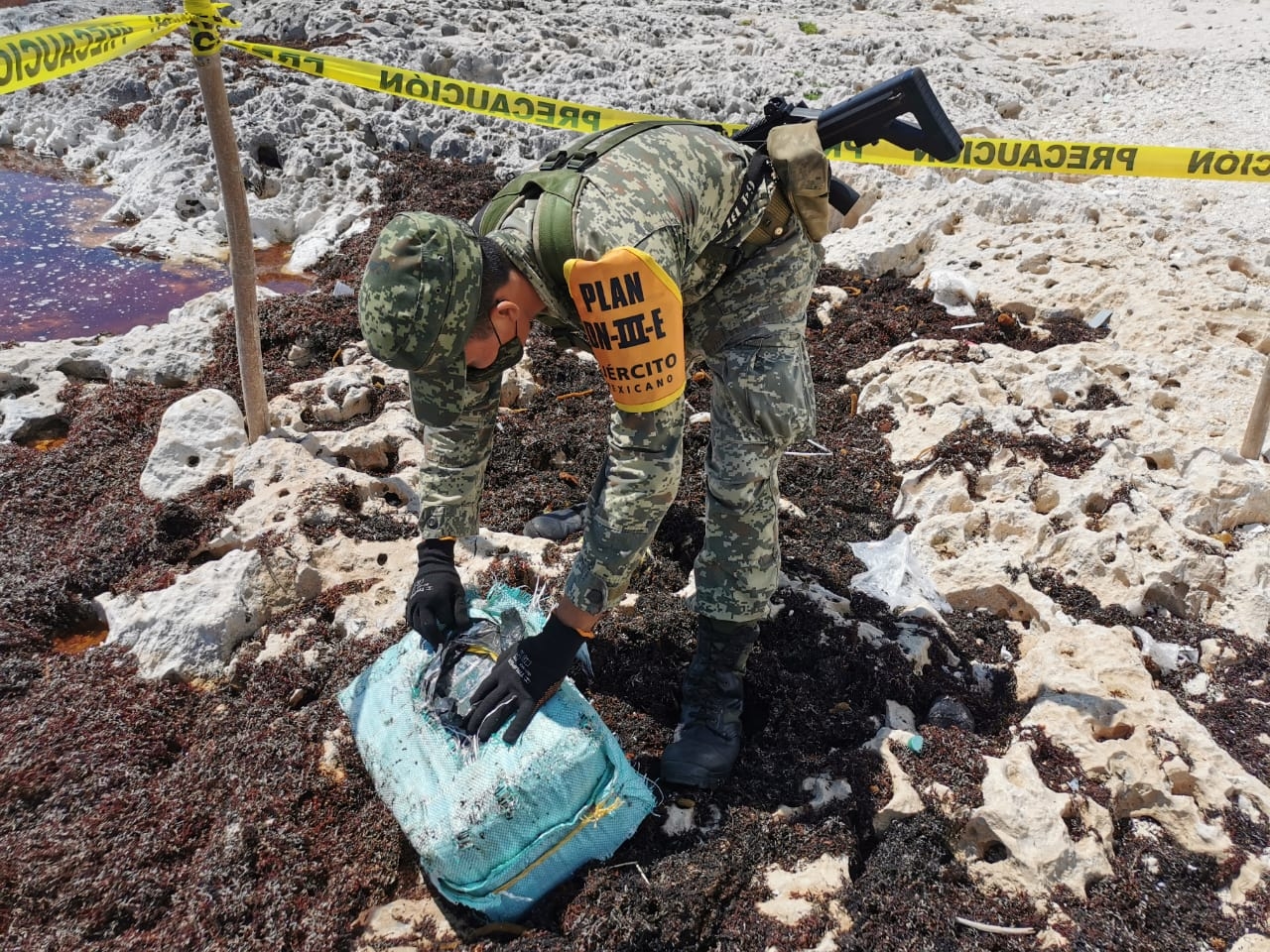 Recalan siete paquetes de droga en Playa Punta Molas de Cozumel