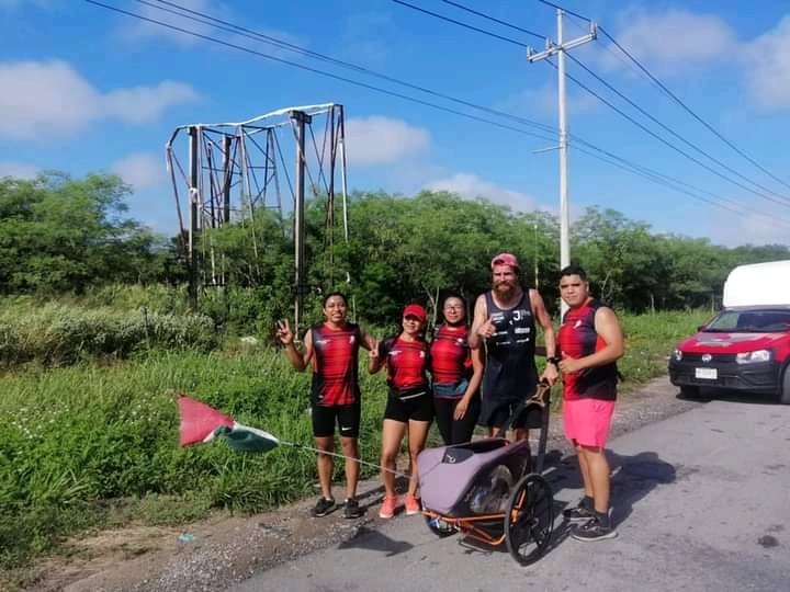 Ciclistas de Tixkokob escoltan a Forrest Gump alemán en su paso por Yucatán