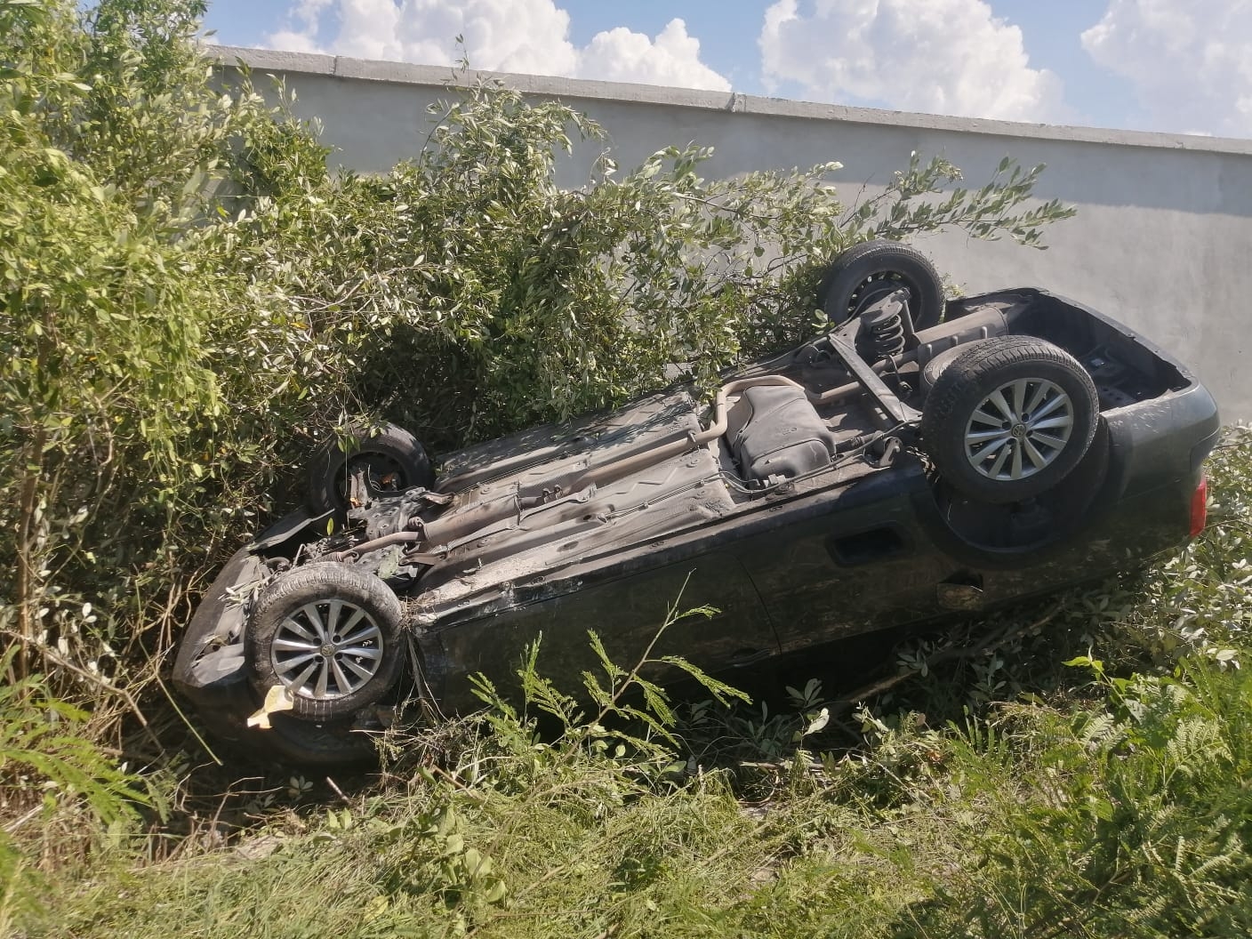 Vehículo termina volcado sobre la maleza en Progreso, Yucatán