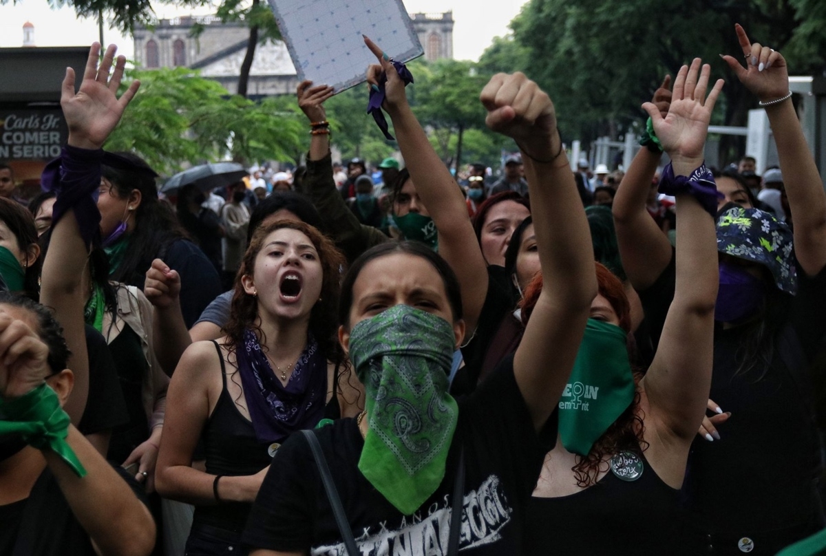 Marcha a favor del aborto llegó al Ángel de la Independencia; intentaron tirar vallas de seguridad