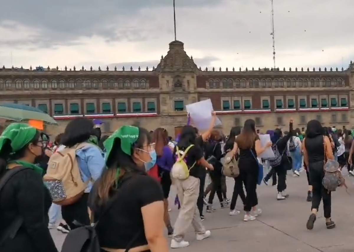 Colectivos feministas se enfrentan con elementos de seguridad durante la marcha a favor del aborto