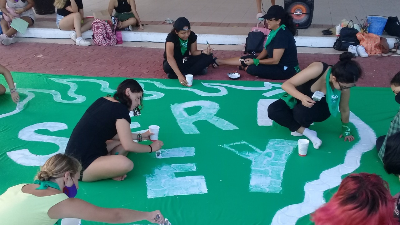 Colectivos feministas marchan para pedir la despenalización del aborto en Playa del Carmen