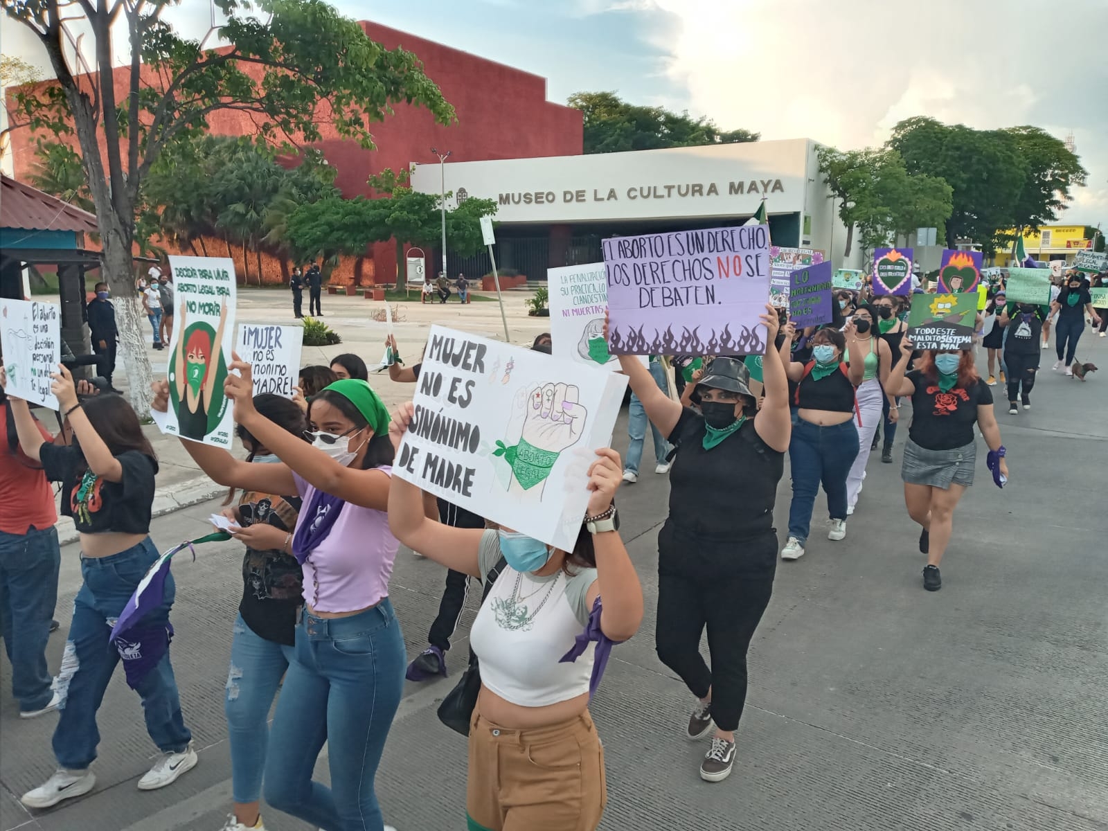 Feministas de Chetumal marchan para pedir la despenalización del aborto