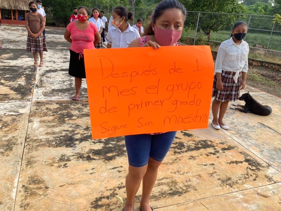 Padres de familiar exigieron clases presenciales con pancartas en Peto, Yucatán