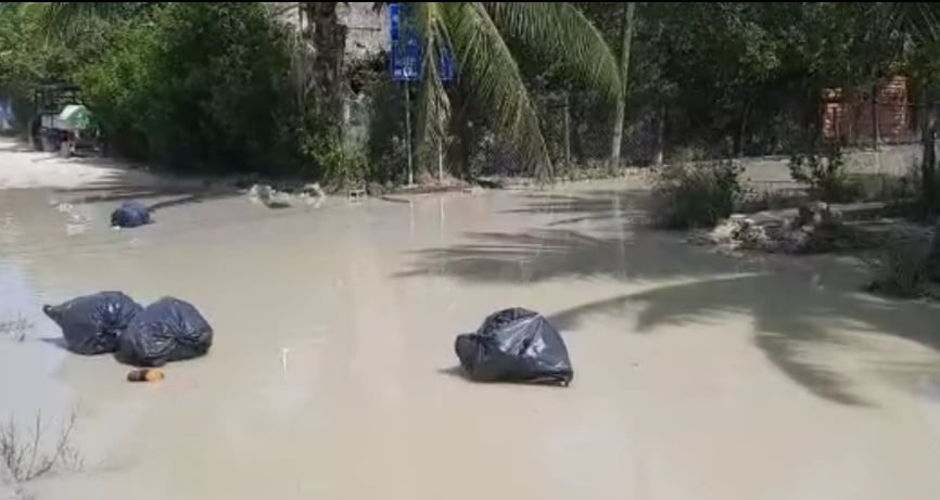 Calles de Holbox inundadas de agua contaminada y basura; habitantes exigen limpieza